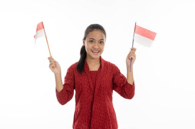 Endonezyalı kadın kırmızı ve beyaz bayrağı kaptı. Kebaya giyiyorum