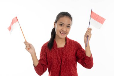 Endonezyalı kadın kırmızı ve beyaz bayrağı kaptı. Kebaya giyiyorum