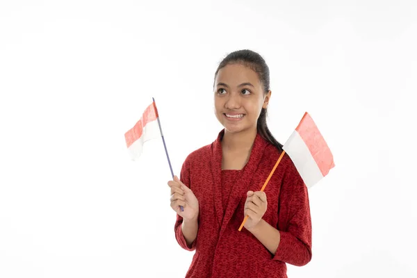 Mulher indonésia agarrar bandeira vermelha e branca. Vestindo kebaya — Fotografia de Stock