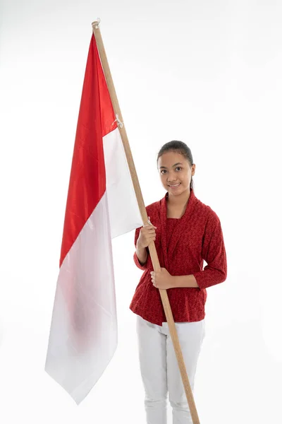 Mulher indonésia agarrar bandeira vermelha e branca. Vestindo kebaya — Fotografia de Stock