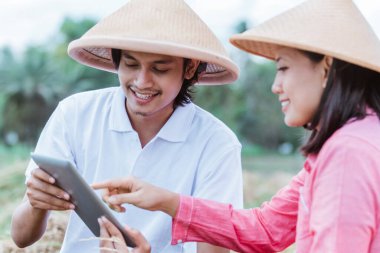 Tablet kullanan iki çiftçiyi kapatın.