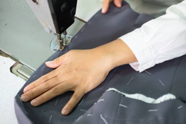 Kumaş deseni dikiş makinesi kullanılarak dikilmiş.