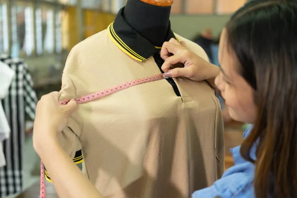 Beautiful tailor women measure chest width with tape measure — Stock Photo, Image