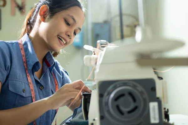 Asiatiska kvinnliga anställda sy med hjälp av broderimaskiner — Stockfoto