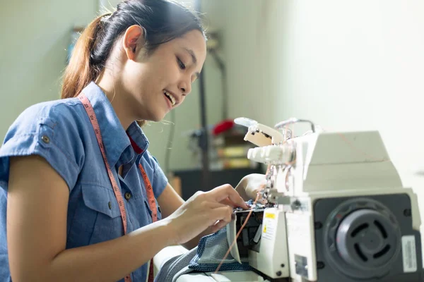 Bonito asiático mulheres costura usando bordados máquinas — Fotografia de Stock