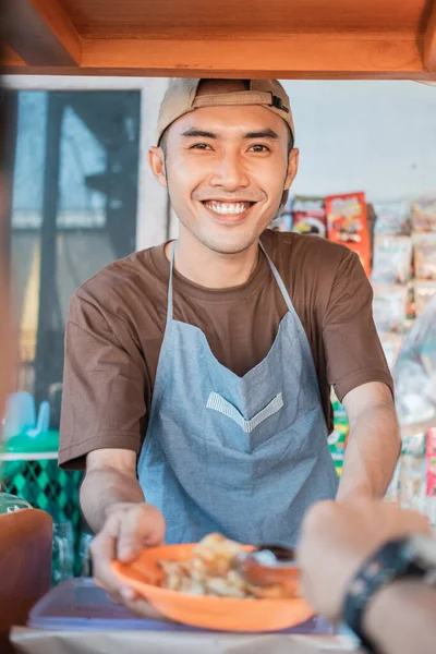 Close up Asiático jovem vendedor a loja de carrinho sorri ao servir o cliente — Fotografia de Stock