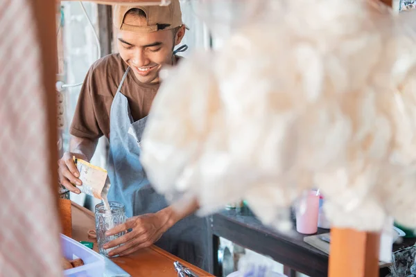 Vendedor homem o carrinho stall no avental faz bebidas para o cliente — Fotografia de Stock