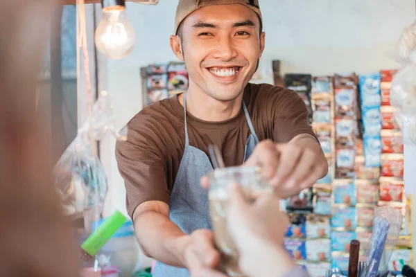 Close up Asiático homem vendedor um carrinho stall em avental dá bebidas ao cliente — Fotografia de Stock