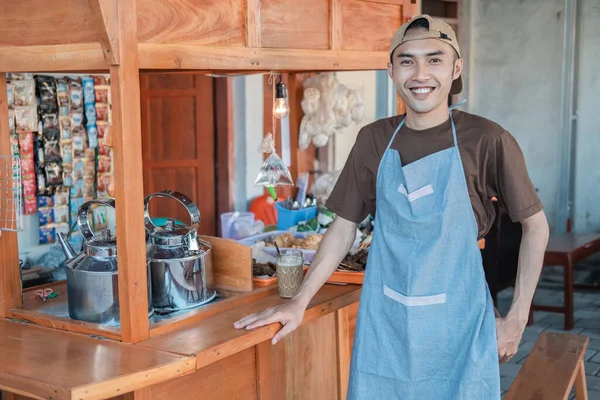 Asiatische männliche Angkringan-Verkäufer stehen in der Seite des Warenkorbs — Stockfoto