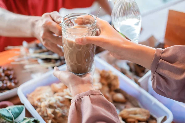 Close up of the hand of the female stall waitress giving a glass of drink to the customer — Stock Photo, Image