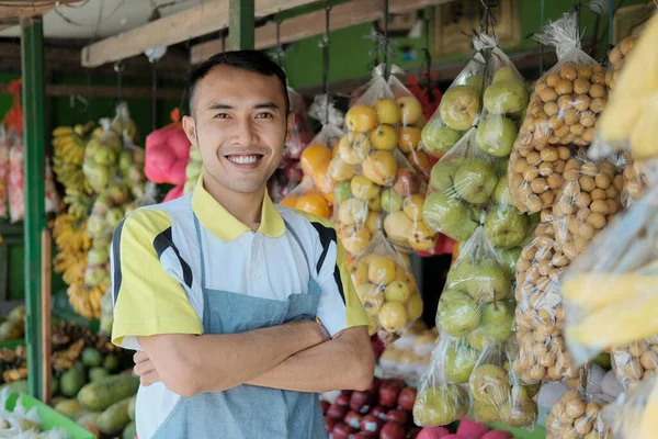 Üzletember a gyümölcs boltban keresztbe tett karral — Stock Fotó