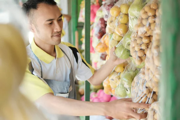 Asyalı genç işçiler taze meyve satıyor — Stok fotoğraf