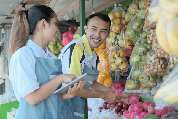 Digitális tablettát használó pár az alma kiválasztása közben — Stock Fotó