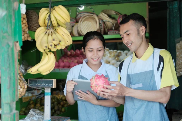 Männliche Arbeiter halten Drachenfrüchte in der Hand, um die Qualität zu sehen — Stockfoto