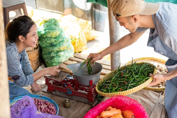 Hombres y mujeres que venden verduras pesan chile verde y llevan bandeja de chiles verdes —  Fotos de Stock