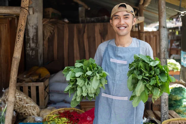 Sorrindo asiático homem vendendo vegetal stall traz mostarda greens — Fotografia de Stock