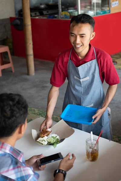 Los camareros de puestos de comida están encantados de servir a los clientes sirviendo pedidos — Foto de Stock