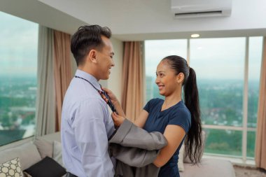 Şık bir dairede şehrin arka planıyla samimi bir anı paylaşan bir çift..