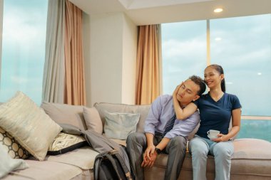 Bir çift sıcak ve rahat bir oturma odasında dinlenirken mahrem anlarını paylaşır.