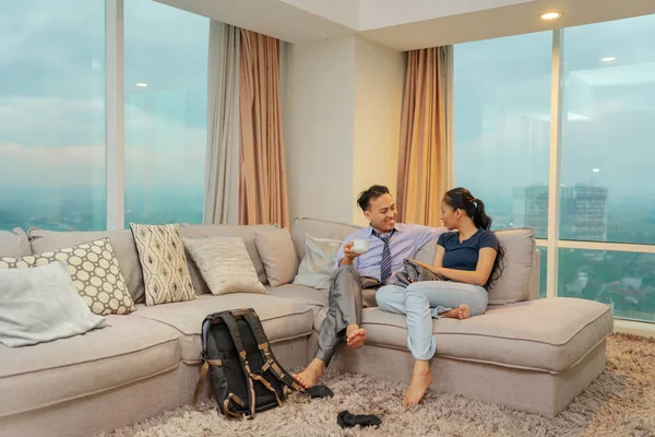 Bir çift şık bir apartman dairesinde rahat ve keyifli bir anın tadını çıkarıyor.