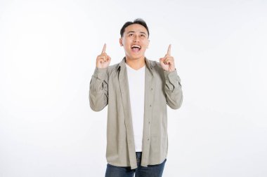 Neşeli ve neşeli genç bir adam coşku, pozitiflik ve saf zevk saçıyor.