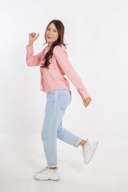 Neşeli bir kadın büyük bir coşkuyla dans ediyor parlak beyaz bir arkaplanda