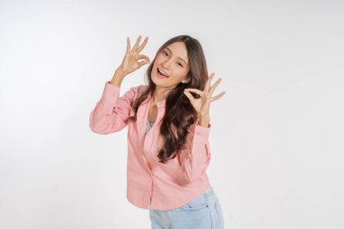 Neşeli bir kadın, eliyle 