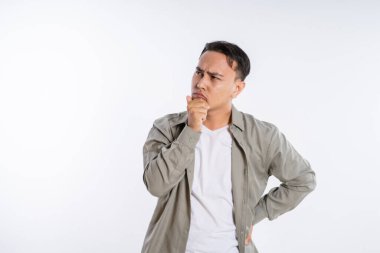 Genç bir adam derin düşüncelere dalıp bir sonraki olası hamlesini ve seçeneğini düşünür.