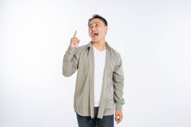 Neşeli ve enerjik genç bir adam yukarı bakıyor, coşkusunu ve heyecanını gösteriyor.