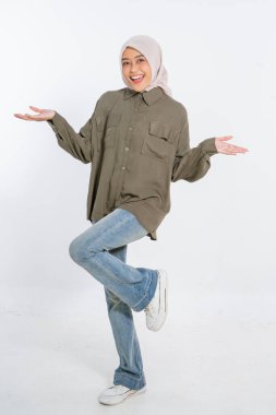 Canlı genç bir kadın şık bir elbise içinde neşeli bir poz verir, neşe ve mutluluk saçar.