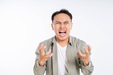 Yoğun duygular gösteren genç bir adam, özellikle öfke ve hayal kırıklığı, iç karışıklığı gösteriyor.