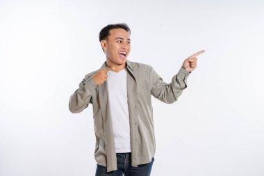 Hayat dolu genç bir adam, coşkusunu ve neşesini gösterirken mutlu ve enerjik bir şekilde el kol geziyor.