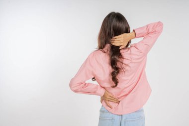 Sırtında rahatsızlık hisseden bir kadın rahat ve rahat bir görünüm takınıyor.