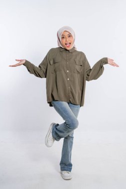 Başörtülü genç bir kadın kendine güvenir, neşeli bir şekilde neşeli bir ruhu gündelik tarzda somutlaştırır.