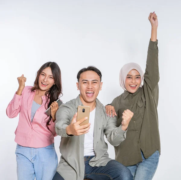 Neşeli bir arkadaş grubu güzel bir anı kutluyor ve mutluluklarını yakalıyor.