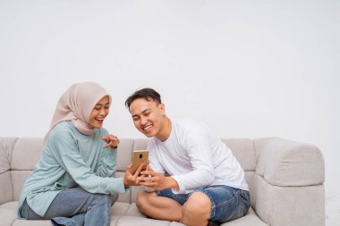 Akıllı telefondan rastgele gezinen bir çift tarafından paylaşılan neşeli anlar.