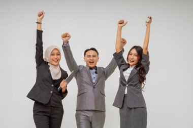 Mutluluk saçan ve profesyonel ortamda güçlü takım çalışmalarını somutlaştıran dinamik bir üçlü.