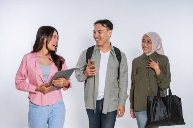 Arkadaşlar, kahkahalar ve sohbetlerle dolu aletlerle keyifli bir bağ kuruyorlar.