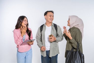 Bir grup arkadaş ellerinde çeşitli aletler tutarken coşkulu bir şekilde tartışıyorlar.