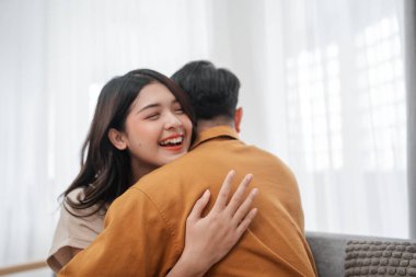 Etkili bir sarılma, sıcaklığı gösterme ve iki birey arasında güçlü bir bağ.