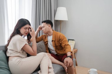 Çift ciddi bir anı paylaşıyor, duygusal bağ ve iletişimi vurguluyor.