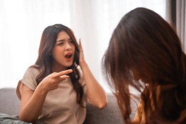 İki kadın rahat bir ortamda otururken derin ve hararetli bir sohbete girişiyor.