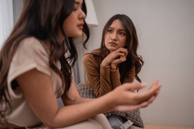 Kapalı bir ortamda, iki kadın önemli konular ve hayat hakkında derin bir konuşma yaparlar.