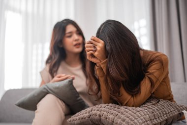 İki yakın arkadaş kanepede rahatça otururken samimi bir konuşma yaparlar.