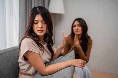 İki yakın arkadaş, samimi bir ortamda duyguları tartışan duygusal bir anı paylaşıyor.