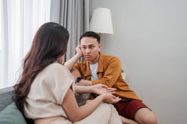 Bir çift modern mobilyalarla şık bir oturma odasında duyguları derinden tartışıyor.