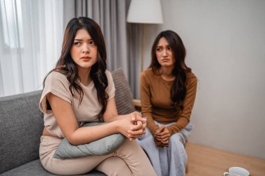 İki kadın samimi bir ortamda ciddi bir tartışmaya girerler.