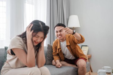 Sıcak bir oturma odasında arkadaşlar arasında gergin ve biraz garip bir an yaşanıyor.