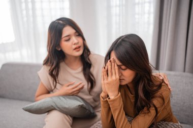 Samimi bir ortamda iki iyi arkadaş arasında hassas ve destekleyici bir an yaşanıyor.