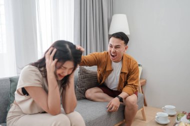 Bir çift, evde ciddi bir konuşma sırasında artan hayal kırıklıklarını dile getiriyor.